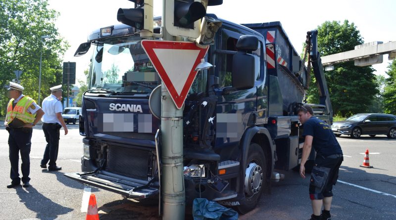 Pforzheim: Fahrer abgelenkt – Mit Container-LKW gegen Ampelmast – 21.06.2017