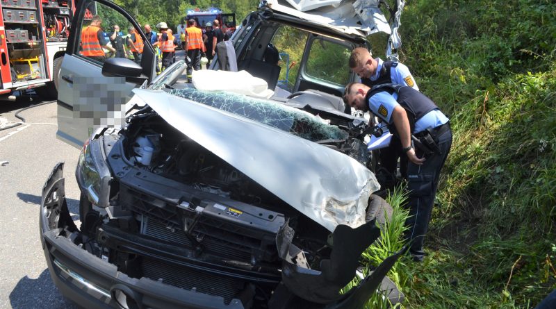 Zusammenstoß zwischen PKW und  LKW zwischen Pforzheim und Ersinger Kreuz – PKW-Fahrer lebensgefährlich verletzt.
